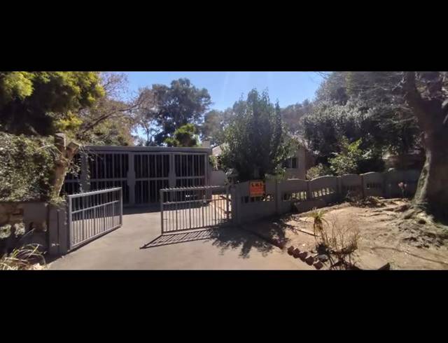 4 BEDROOM HOUSE FOR SALE IN GERMISTON CENTRAL